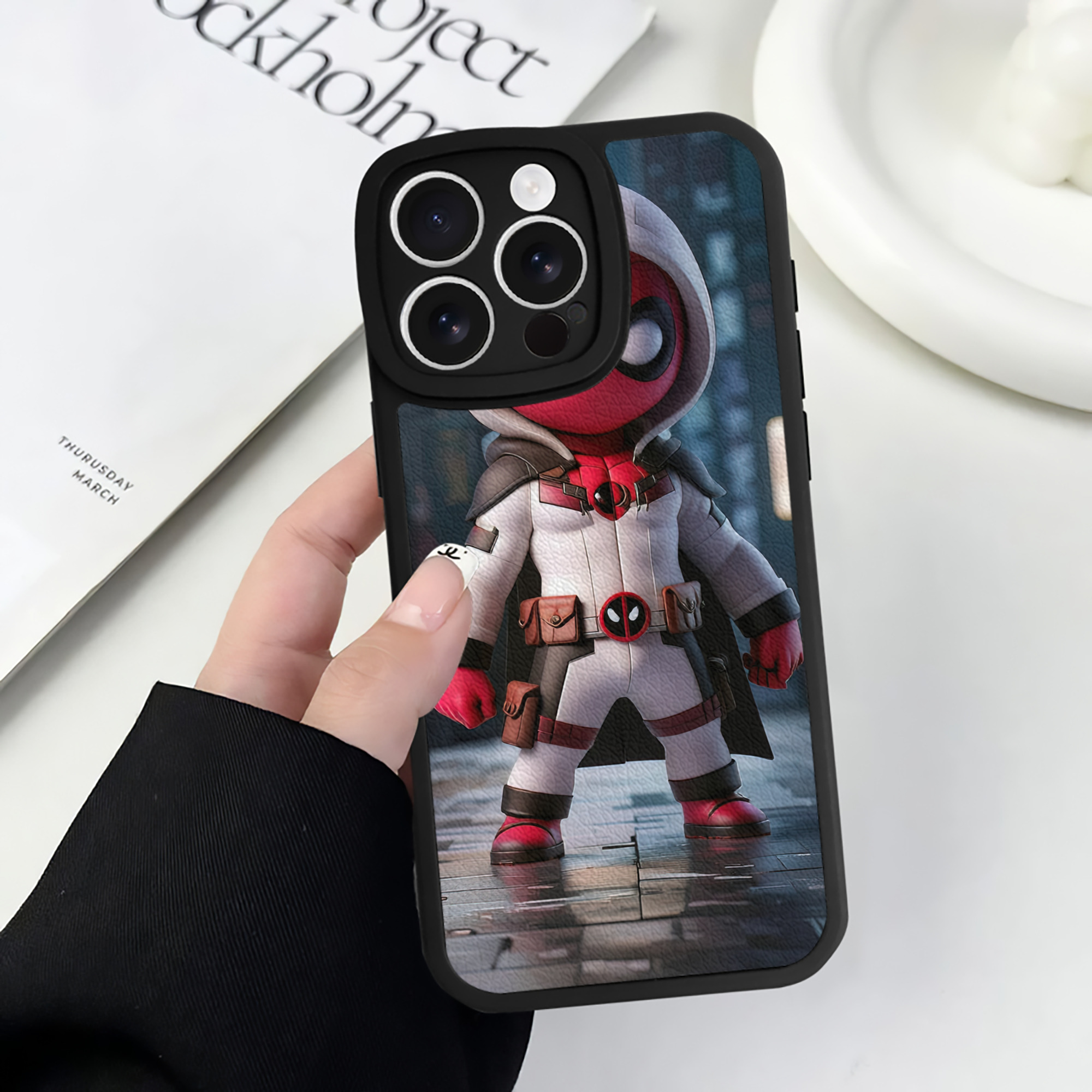 （画像用） Deadpool デッドプール 【iPhone 16シリーズ対応】シリコンスマホケース（レザー調） 材質：シリコン